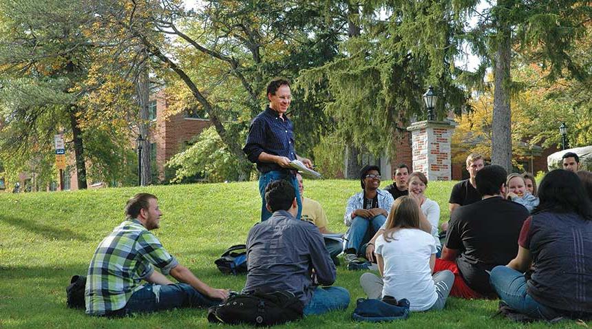 教师 teaching students outside